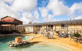 New England Motor Lodge